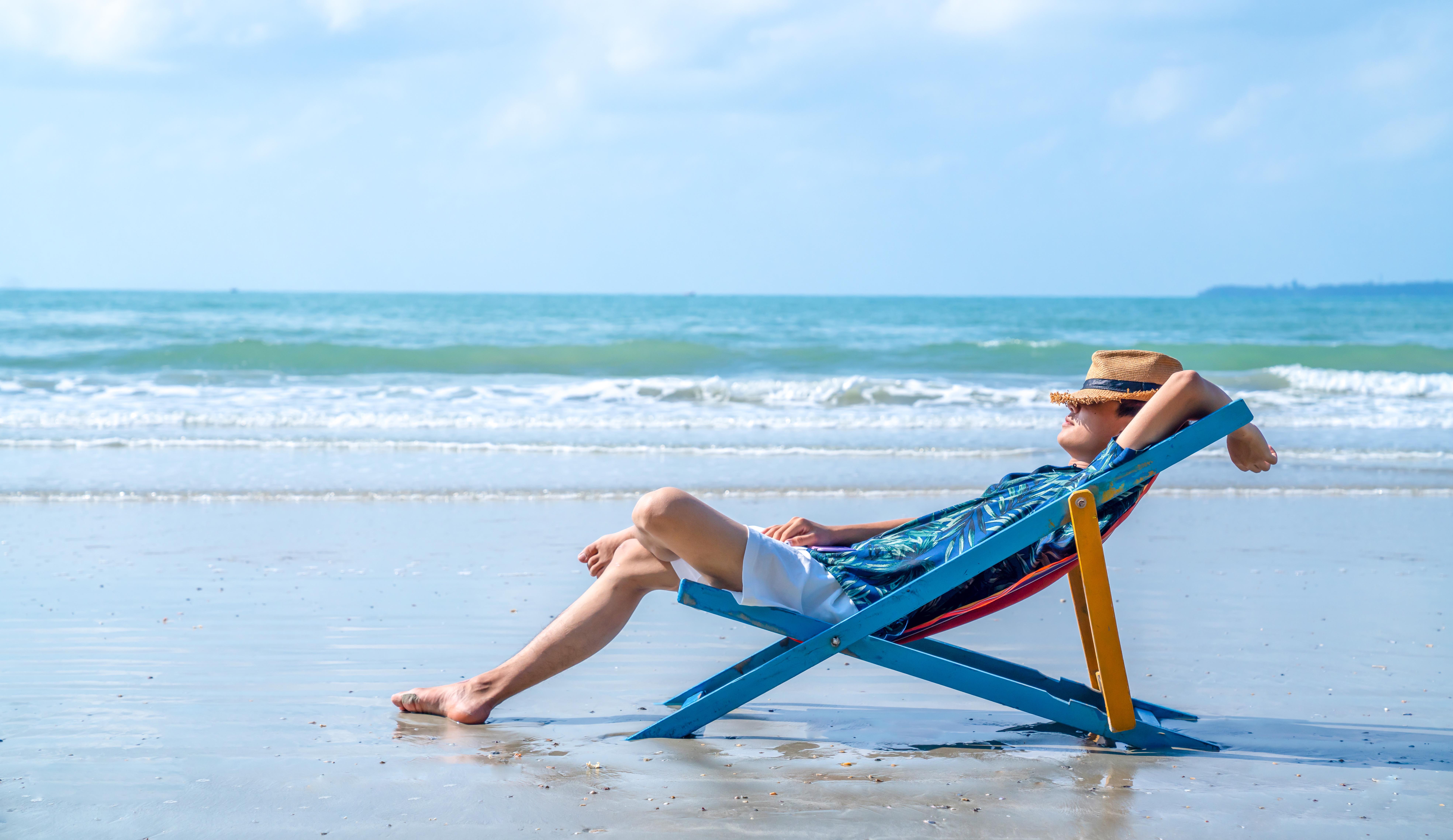 persona durmiendo en la playa
