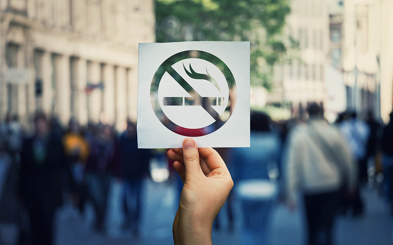 Cartel con símbolo de prohibido fumar