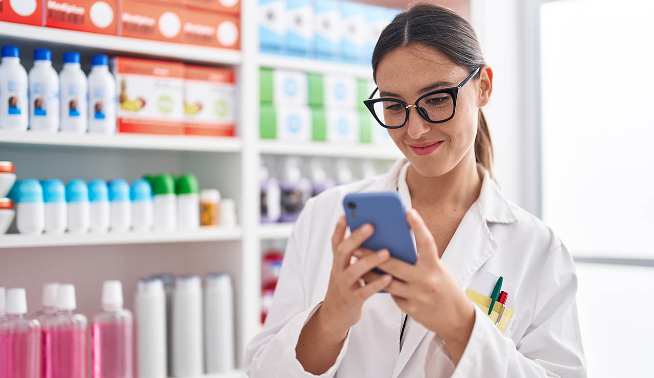 Farmacéutica subiendo contenido a las redes de la farmacia