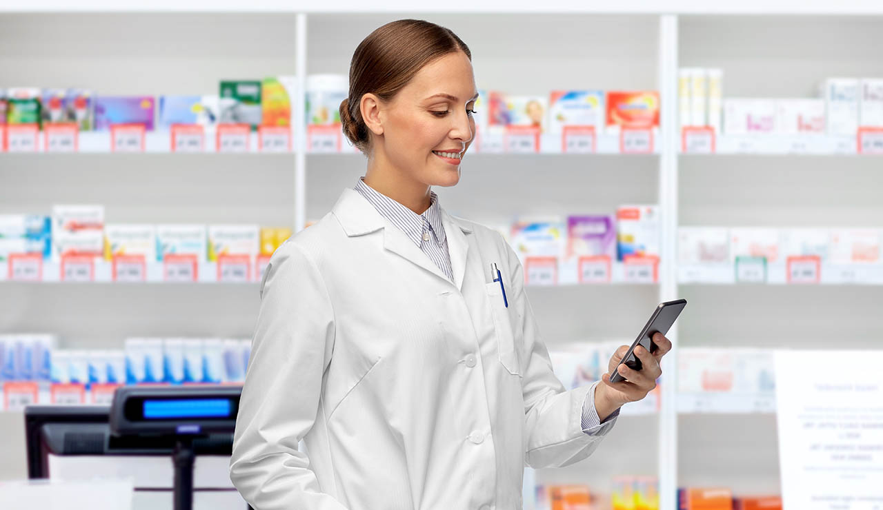 Farmacéutica subiendo contenido a las redes sociales