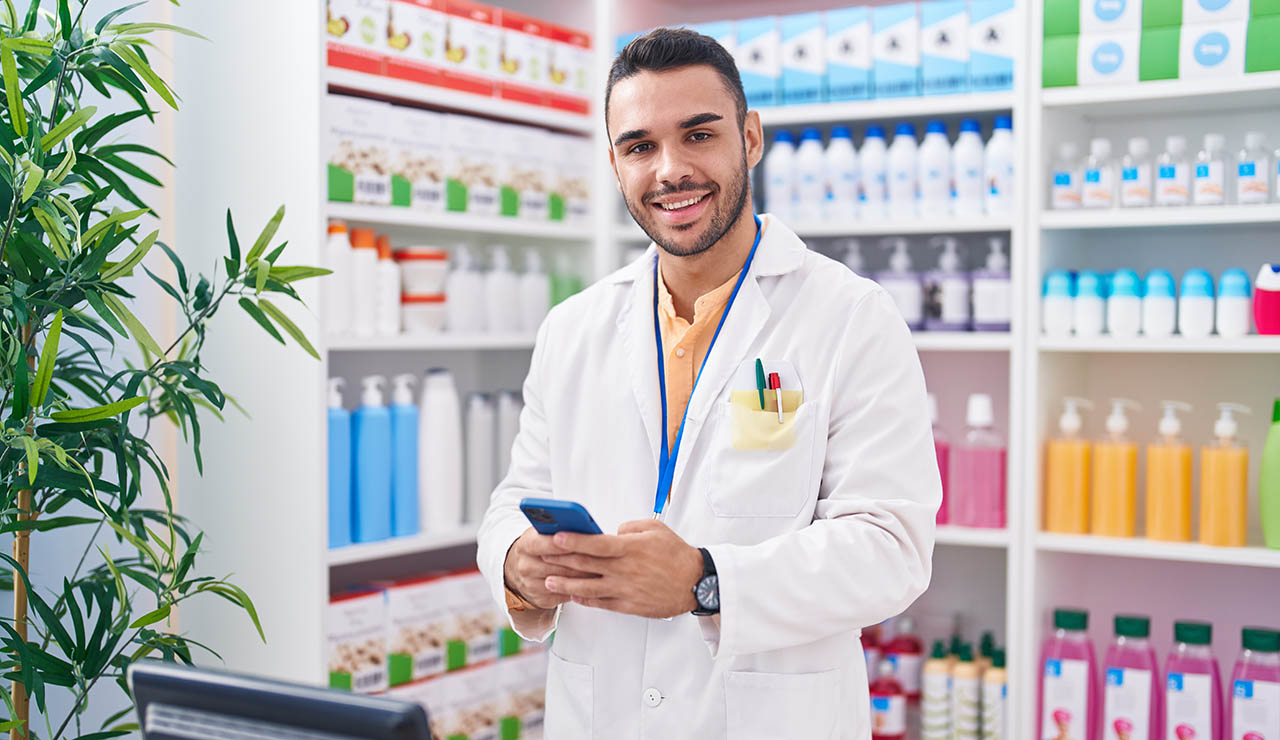 farmacéutico con redes sociales
