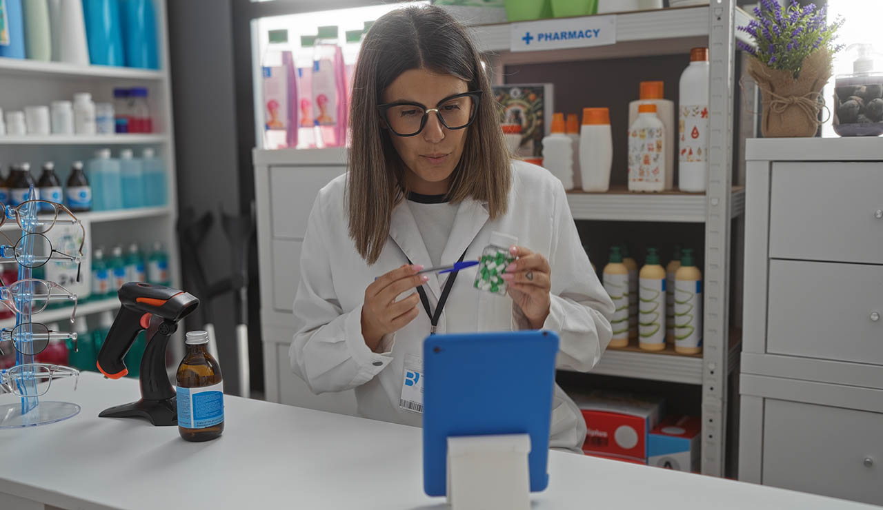 Farmacéutica grabando un vídeo