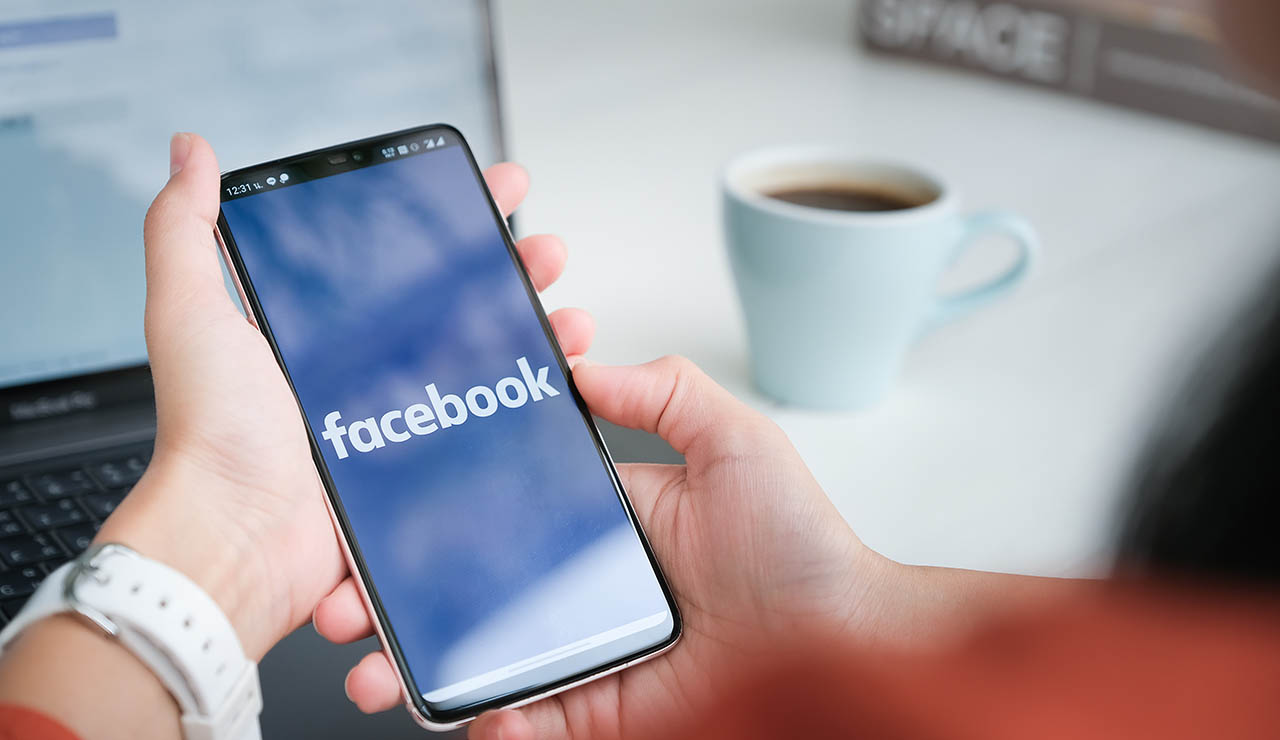 movil con el logo de Facebook