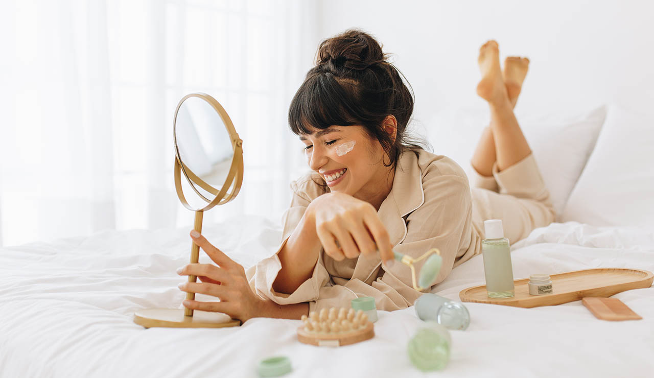 mujer haciéndose el skincare
