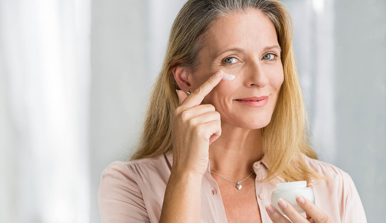 mujer echándose crema con estrógenos