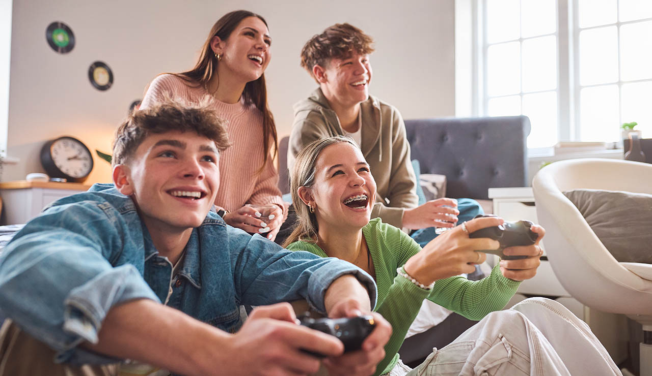 Adolescentes jugando a un videojuego