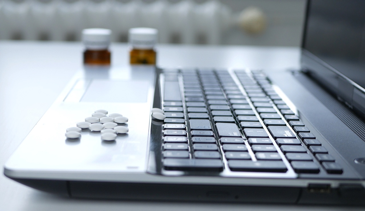 Precaución ante la compra online de medicamentos: la industria farmacéutica europea y TikTok conciencian de sus peligros