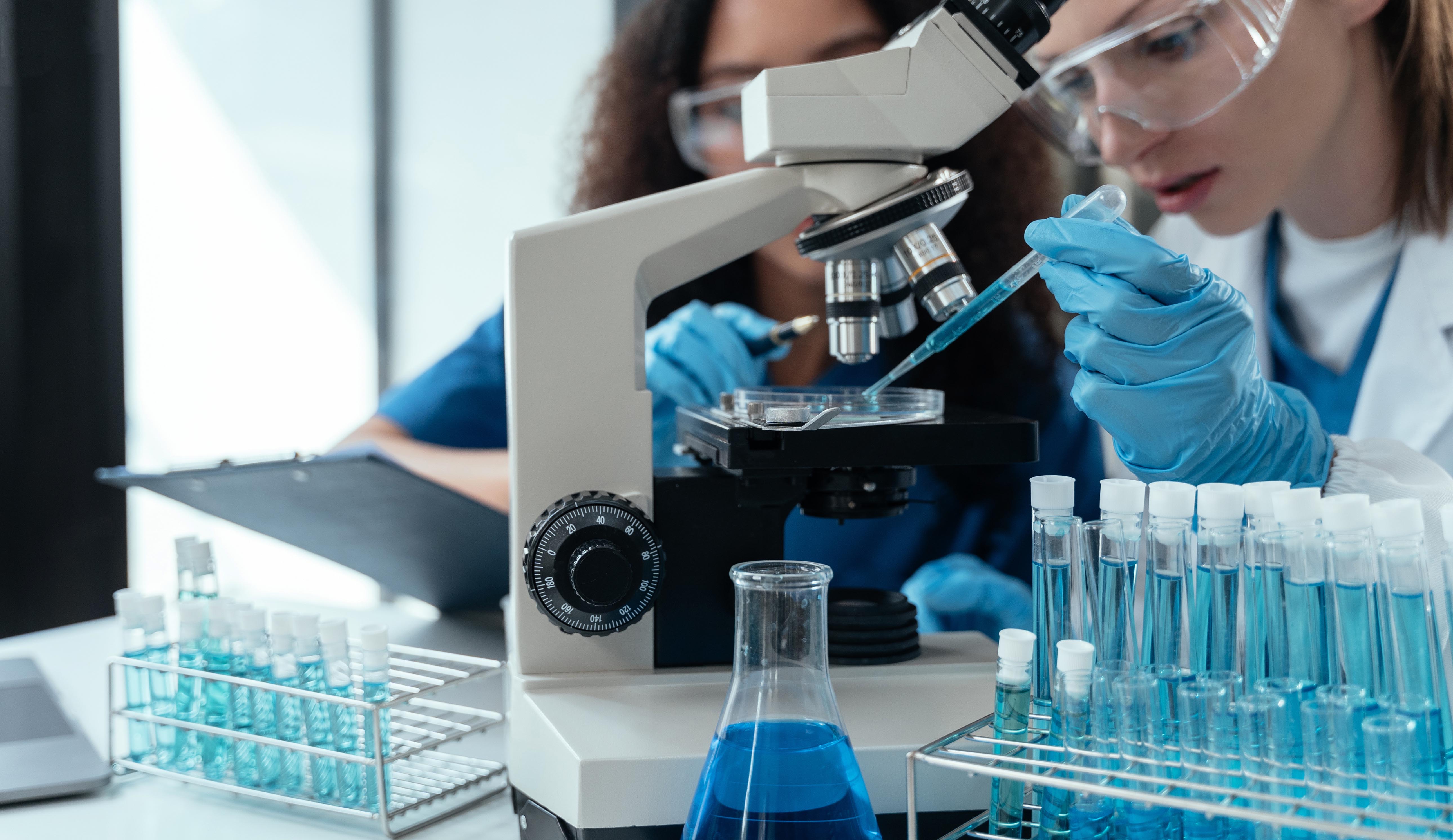 experta haciendo análisis genéticos