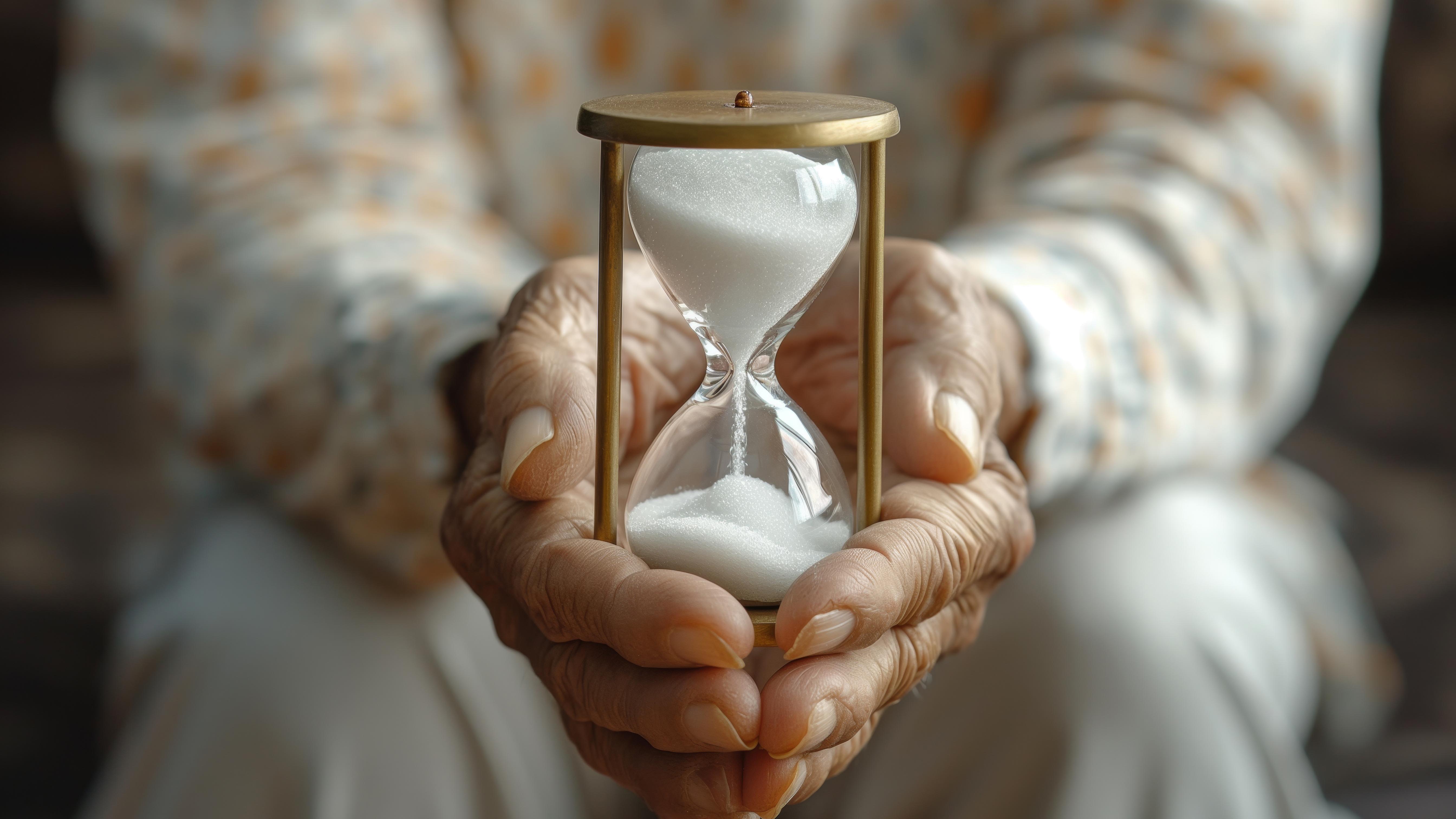 reloj de arena que representa el envejecimiento