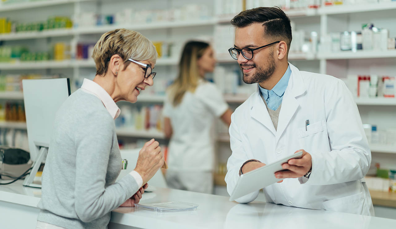 mujer recibiendo consejo farmacéutico