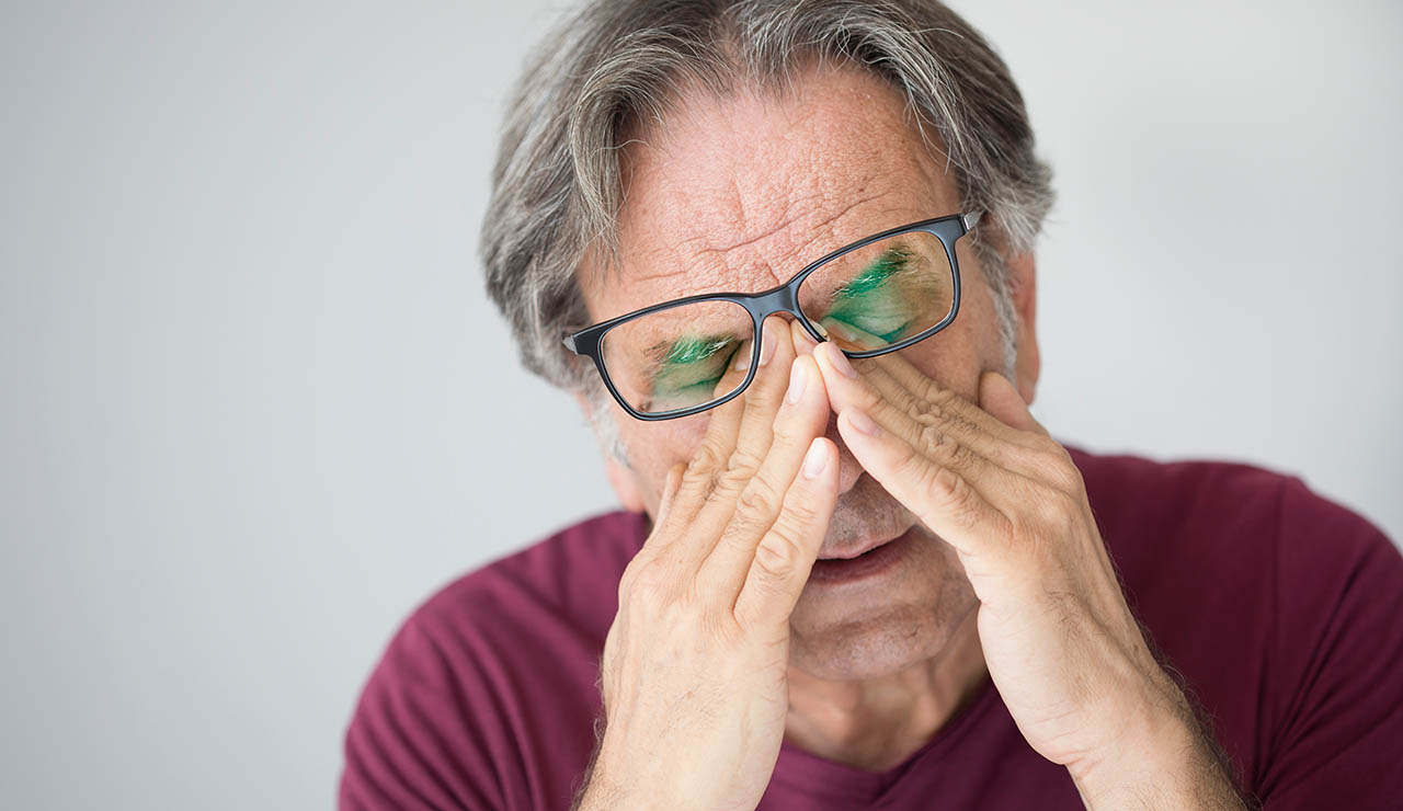 Hombre con astenia otoñal