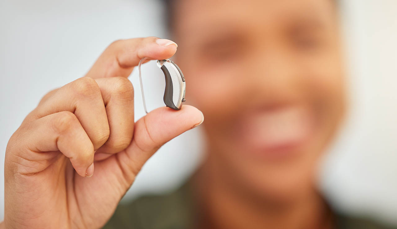 Persona con audífono