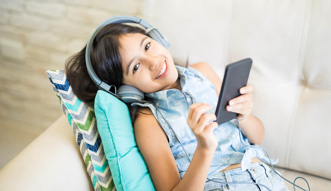 niña escuchando música con los auriculares
