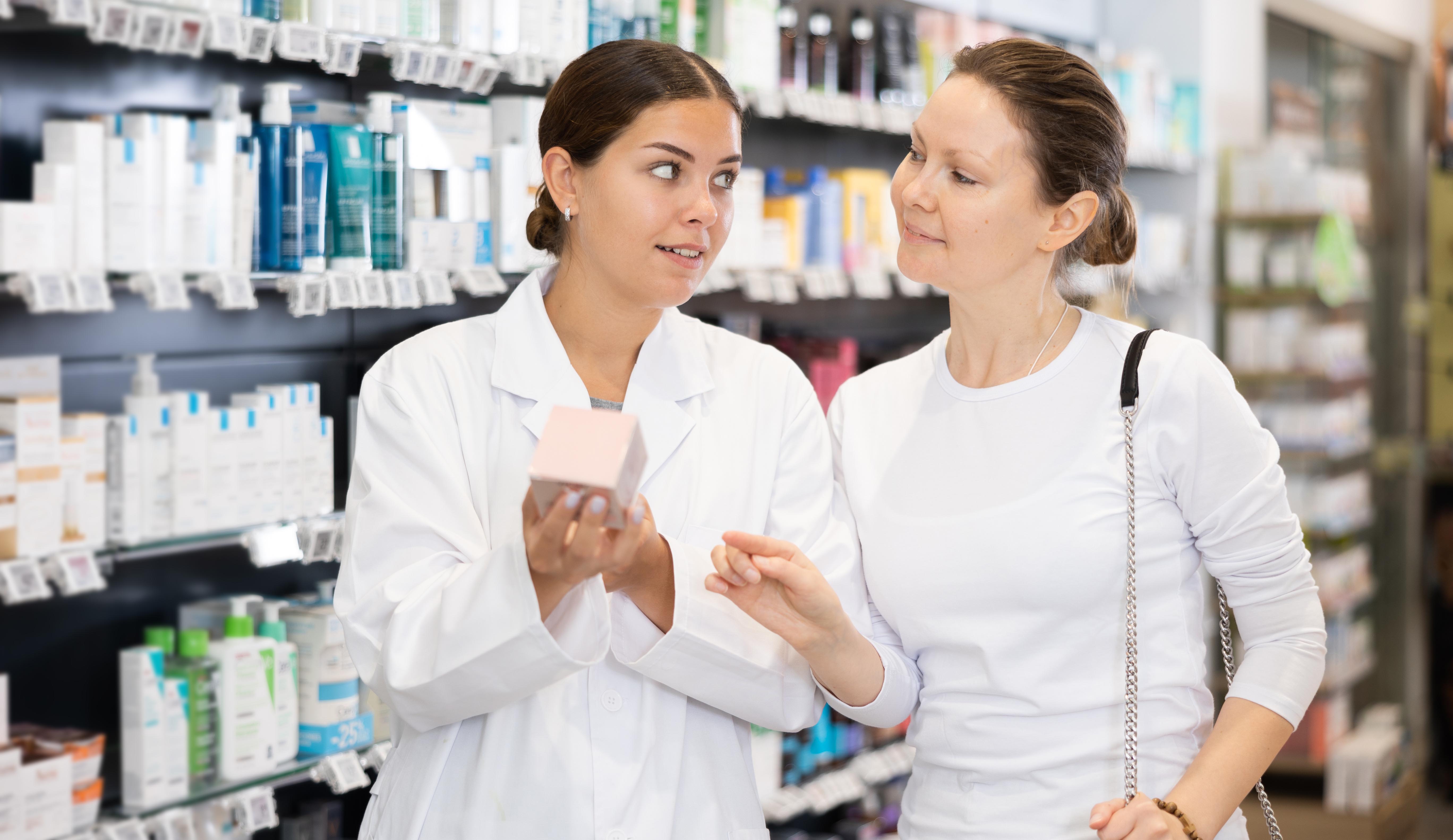 Farmacéutica explicando dermocosmética