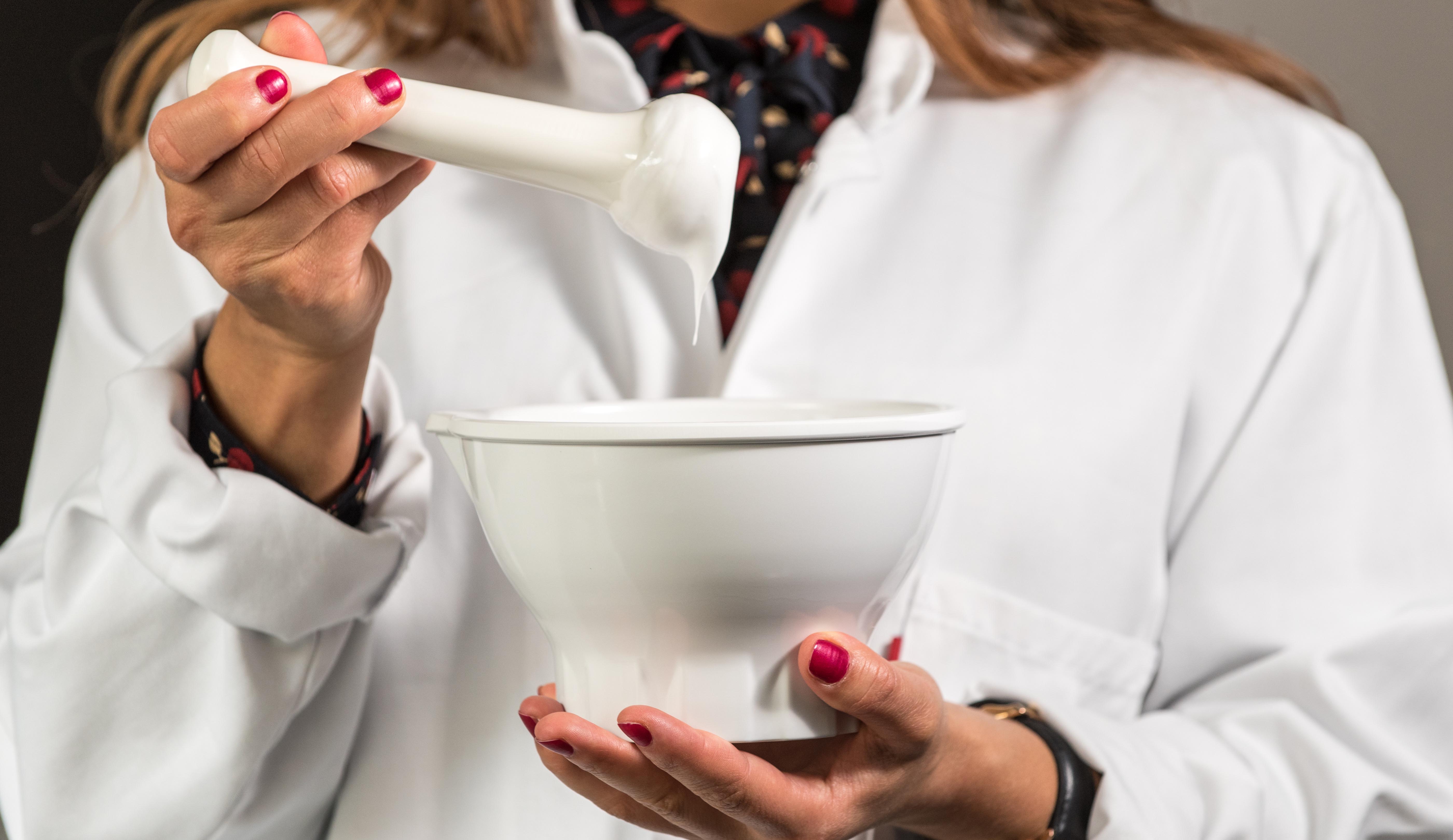 Farmacéutica haciendo cosmética