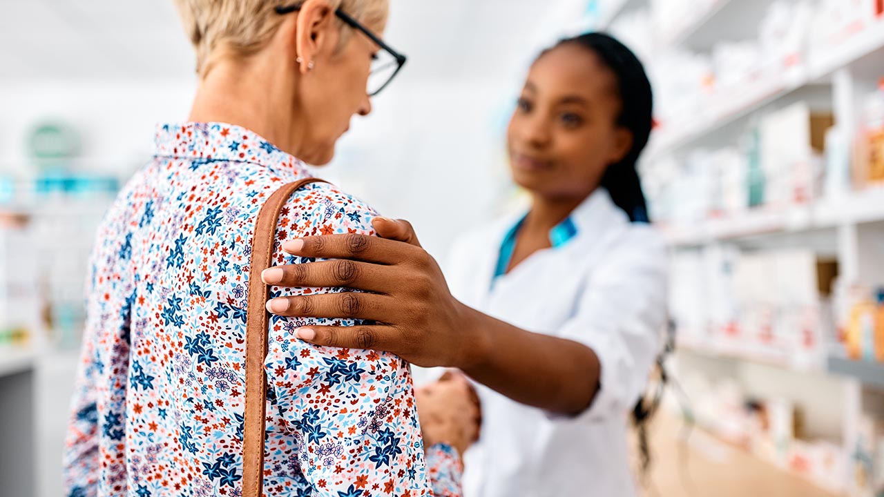 Farmacéutico apoyando a paciente