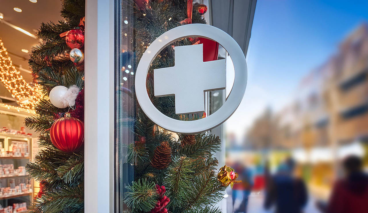 Decoración navideña en una farmacia