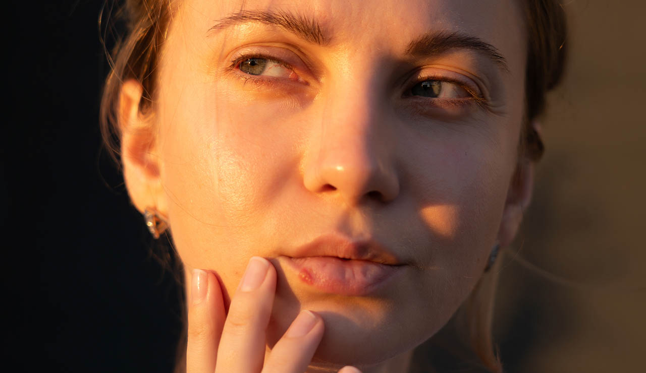 Mujer con herpes labial