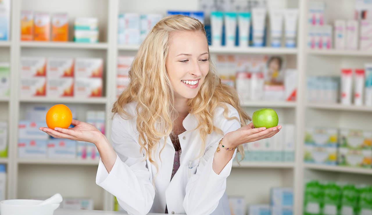 Farmacéutica dando consejo nutricional