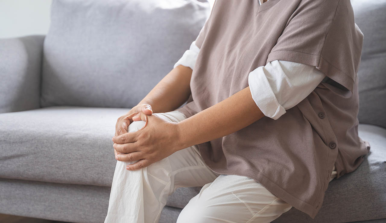 Mujer con osteoporosis