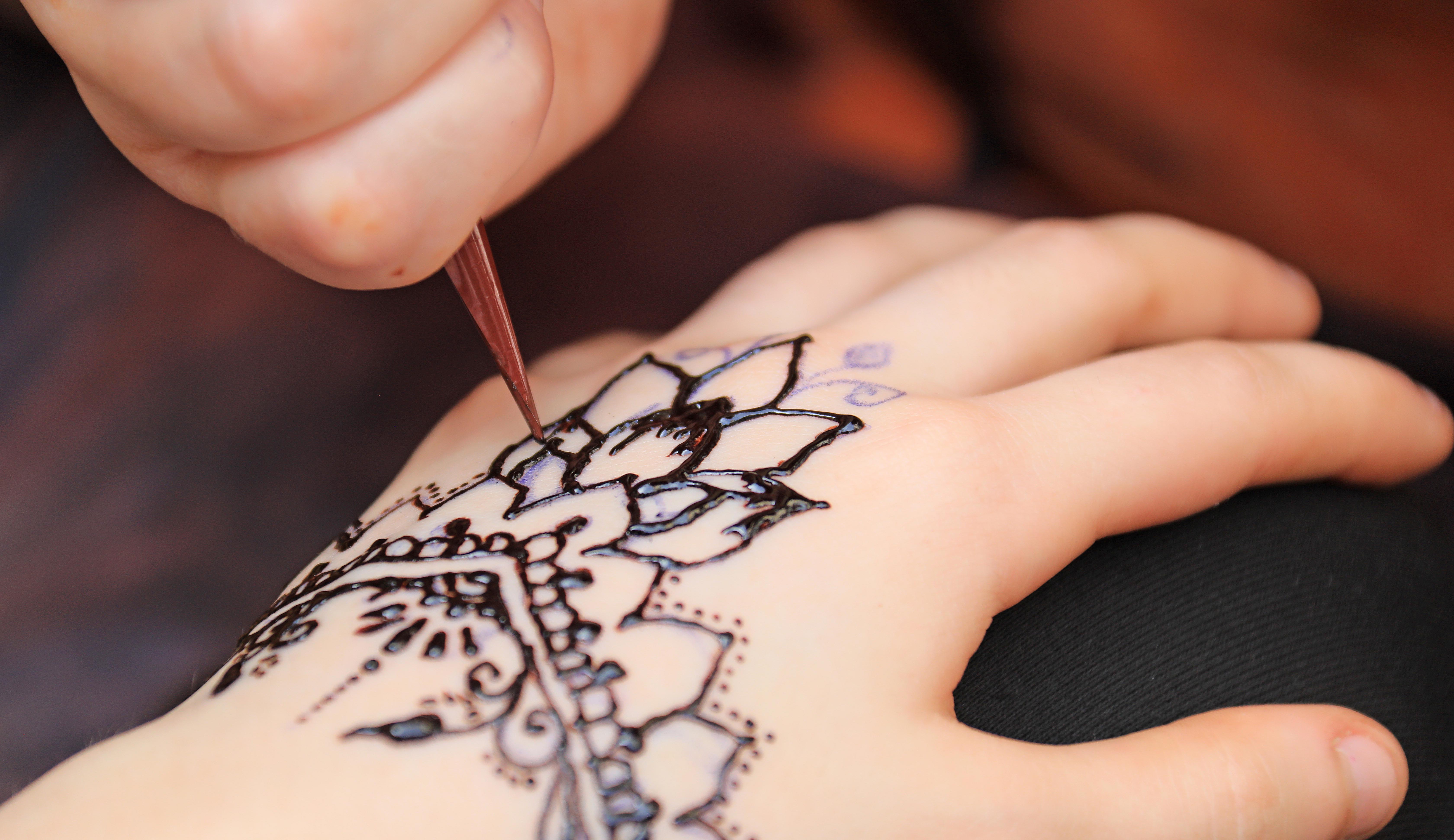 mano con tatuaje de henna