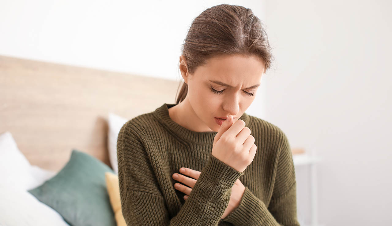 Mujer con tos persistente