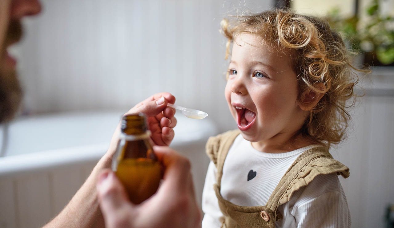 Niña tomando antibióticos