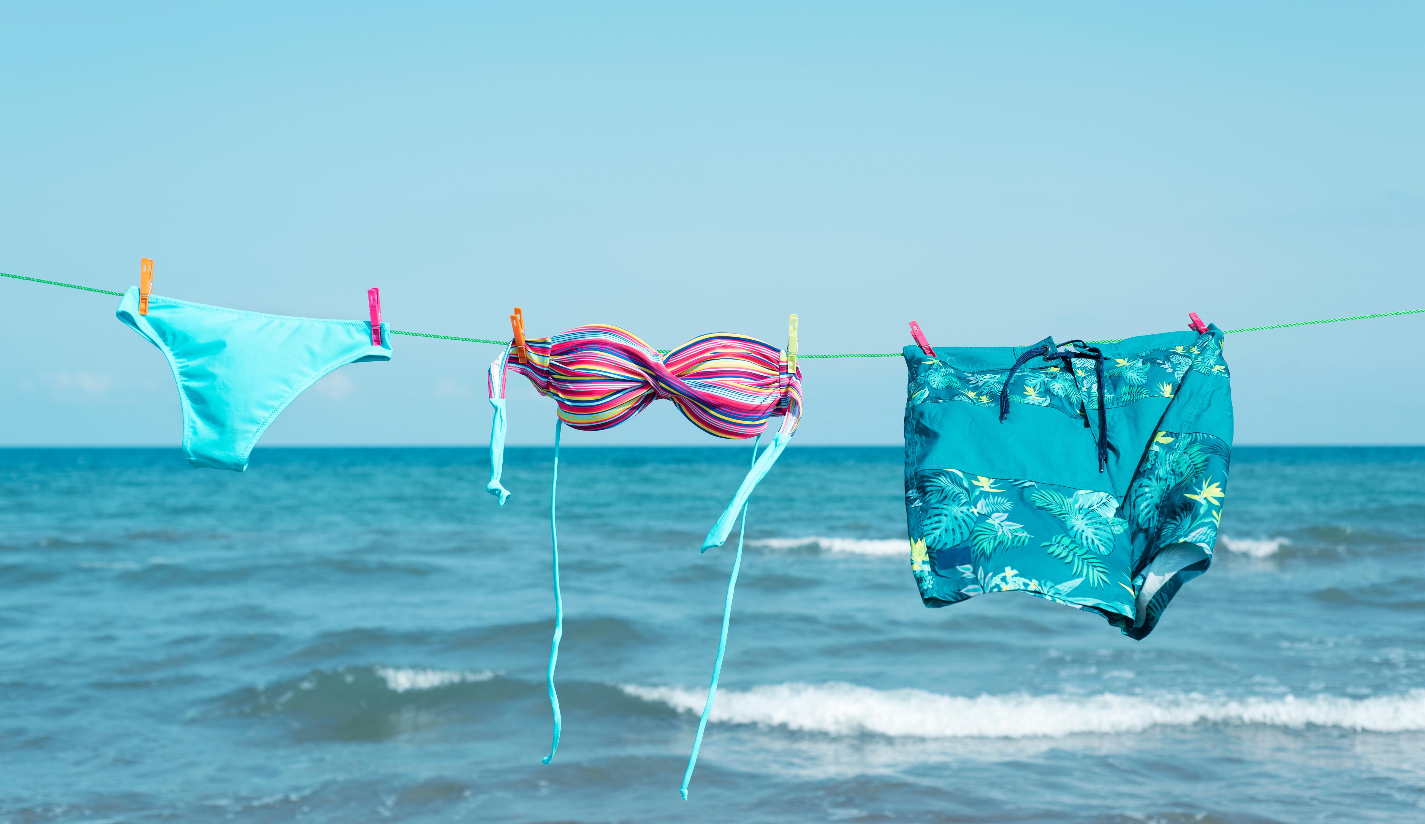 Bañadores secando al sol