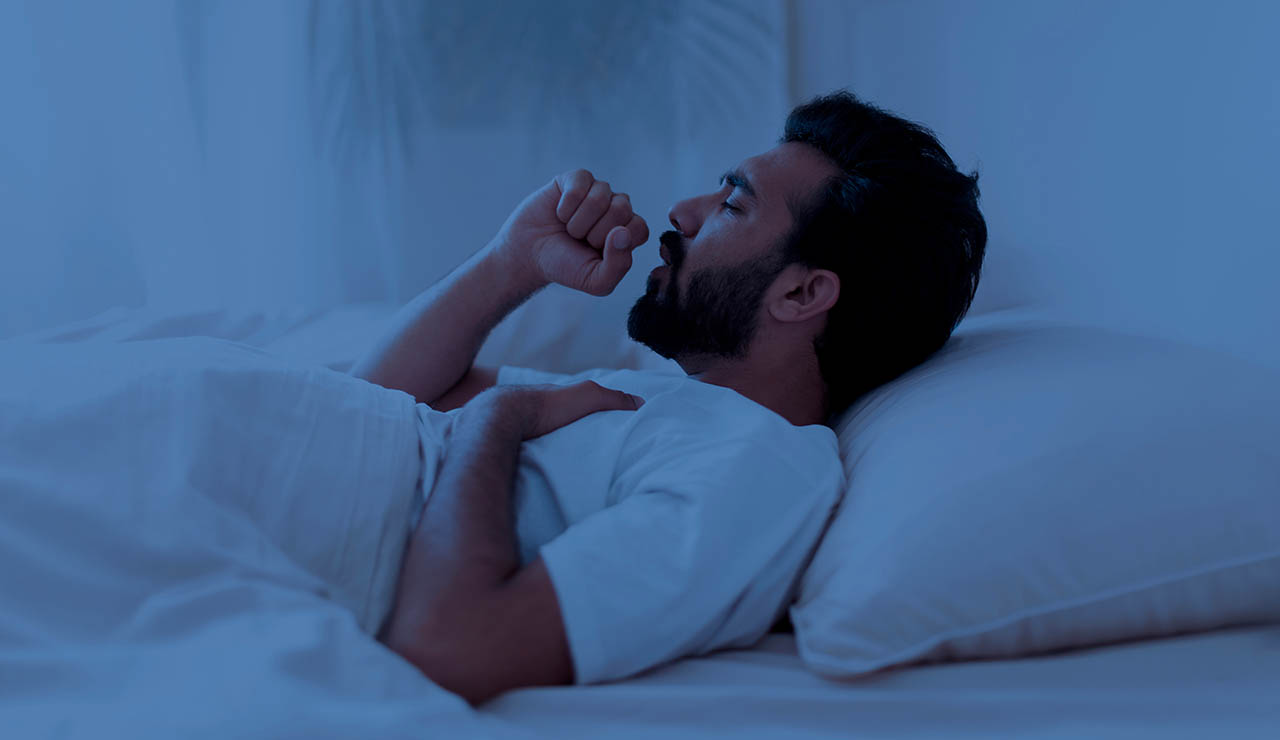 Hombre con tos nocturna