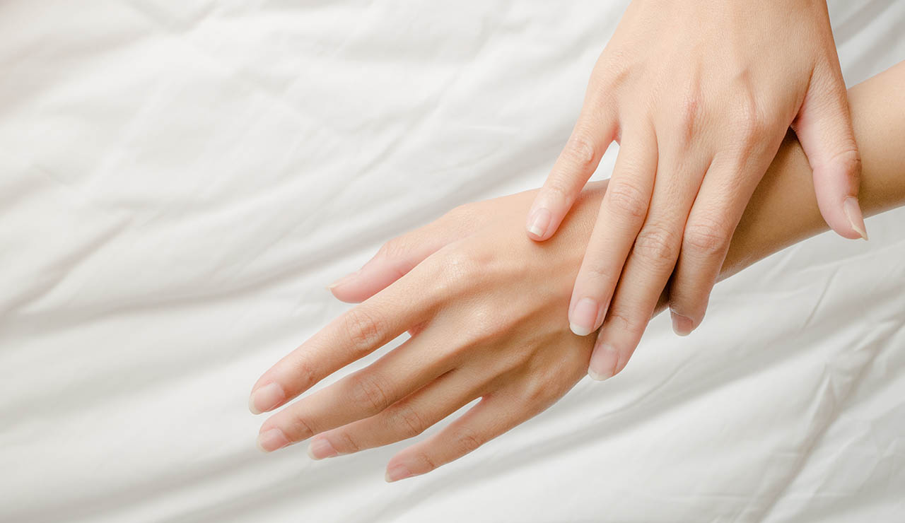 manos con uñas naturales