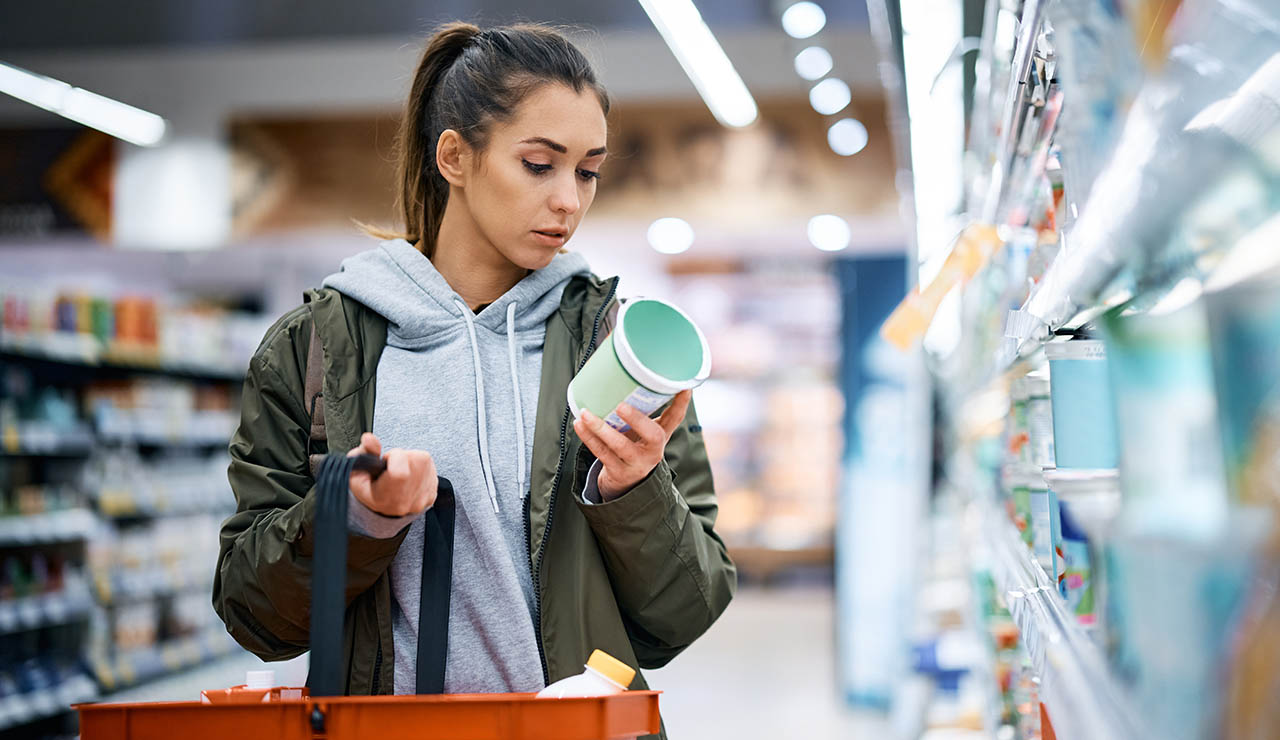 Mujer leyendo la etiqueta de un alimento