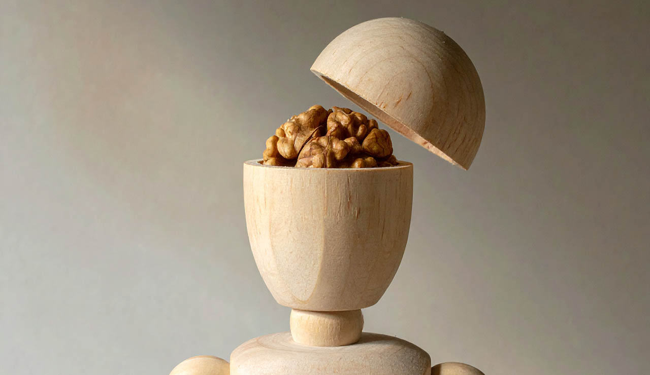 muñeco con cerebro de nuez
