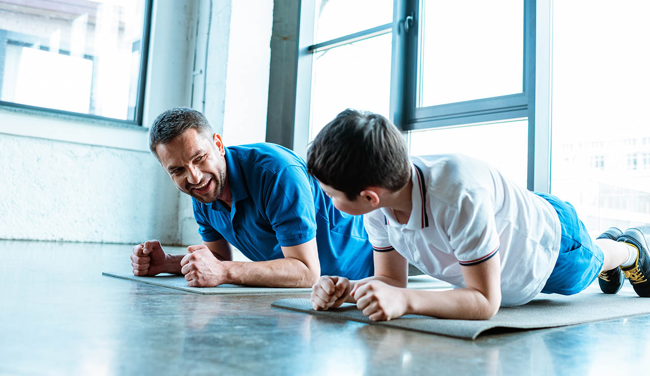 Padre e hijo haciendo ejercicio