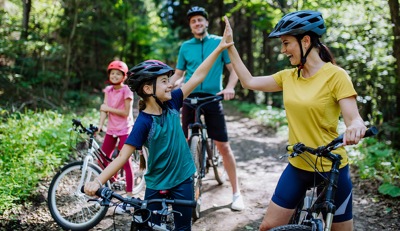 familia practicando deporte al aire libre
