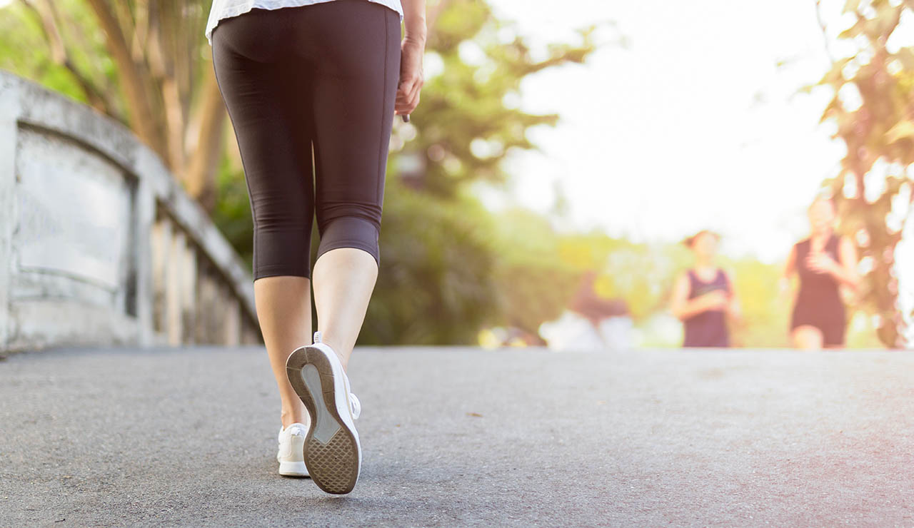 Mujer haciendo ejercicio caminando