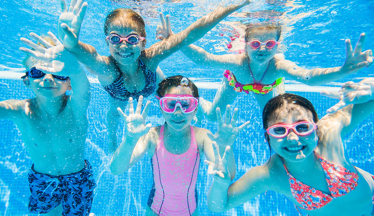 Niños nadando en una piscina