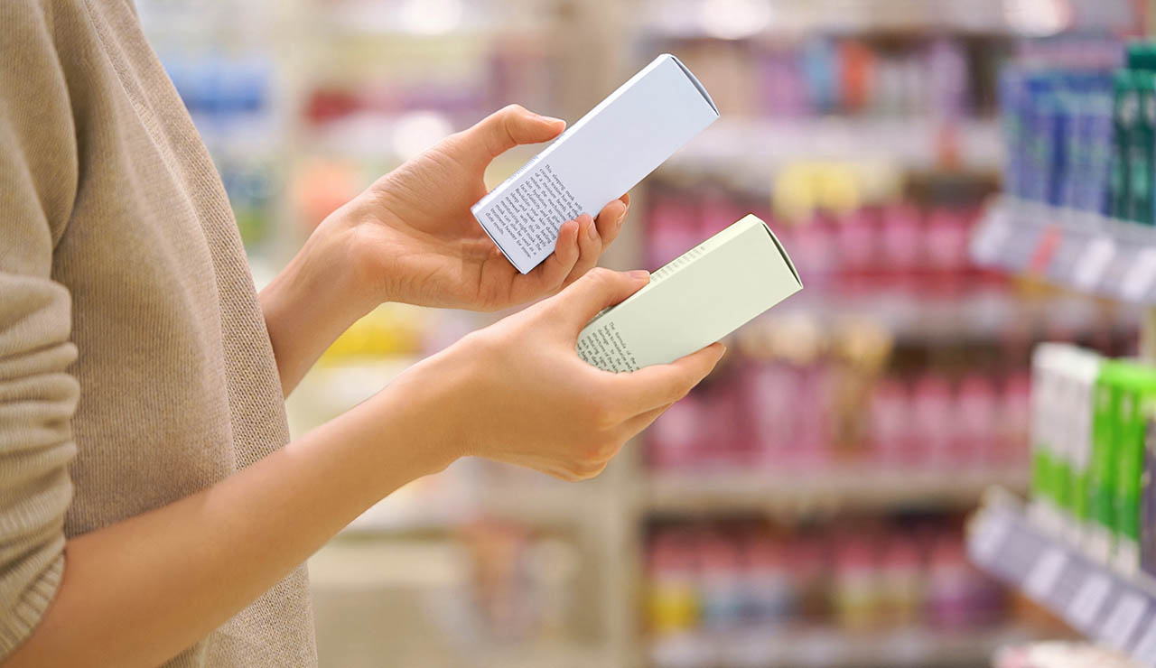 Mujer mirando productos cosméticos