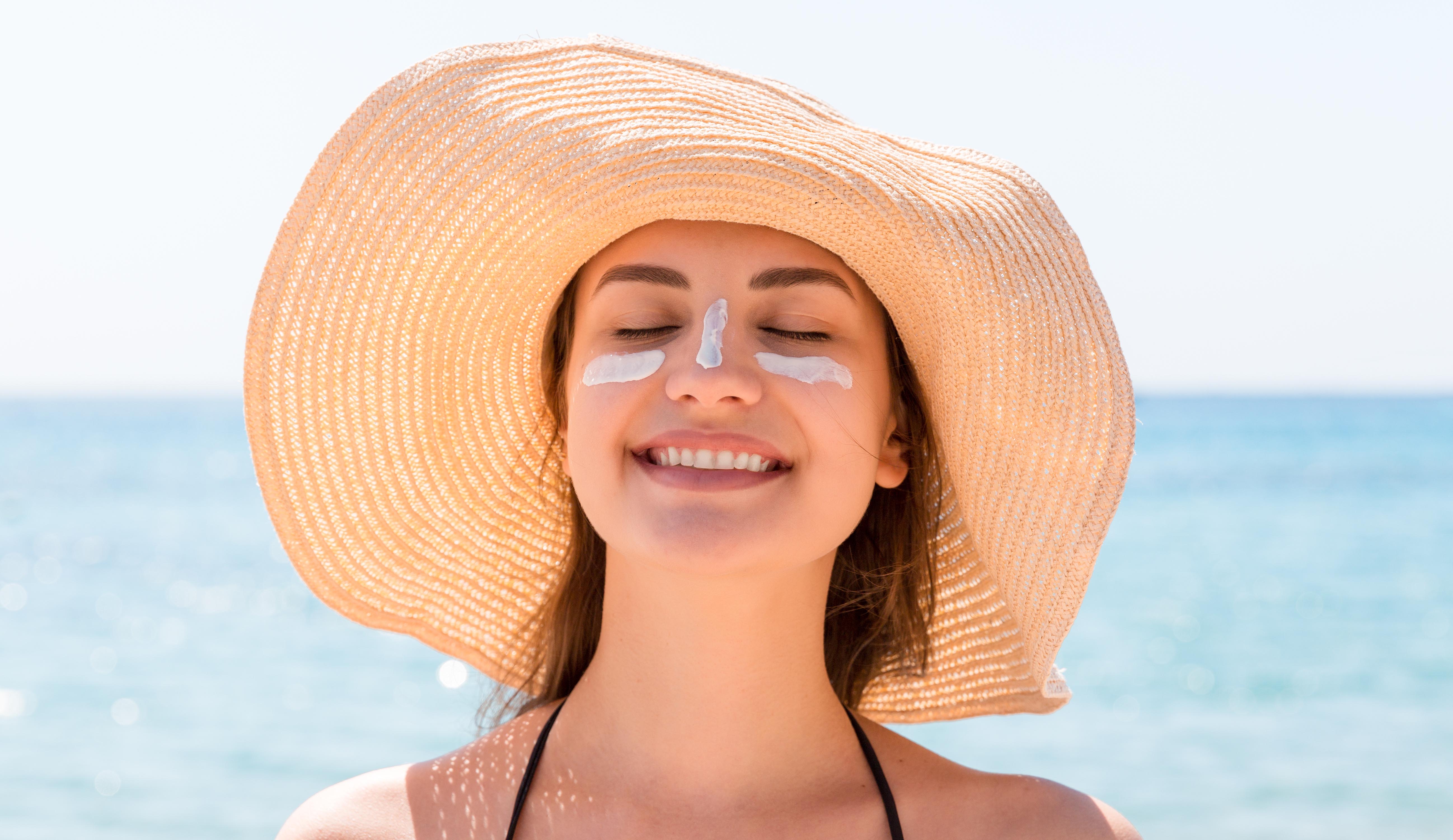 Mujer tomando el sol con protección