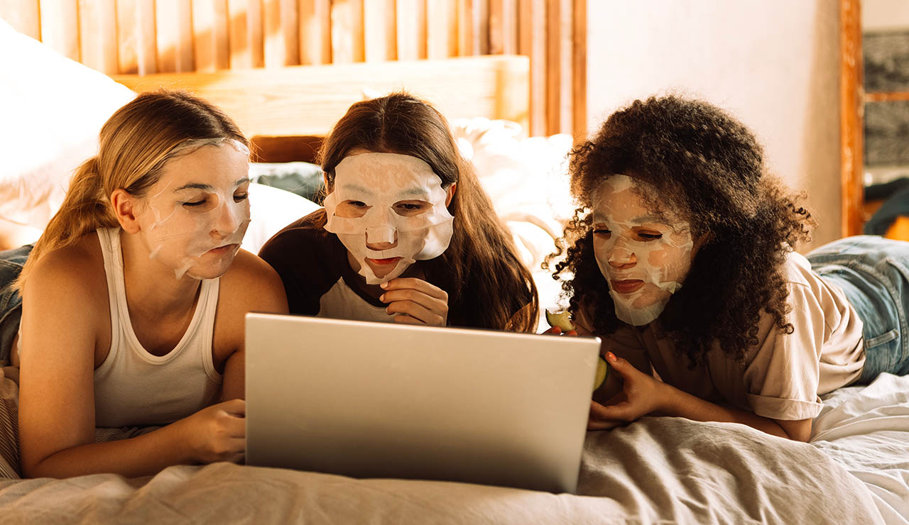 adolescentes haciéndose skincare