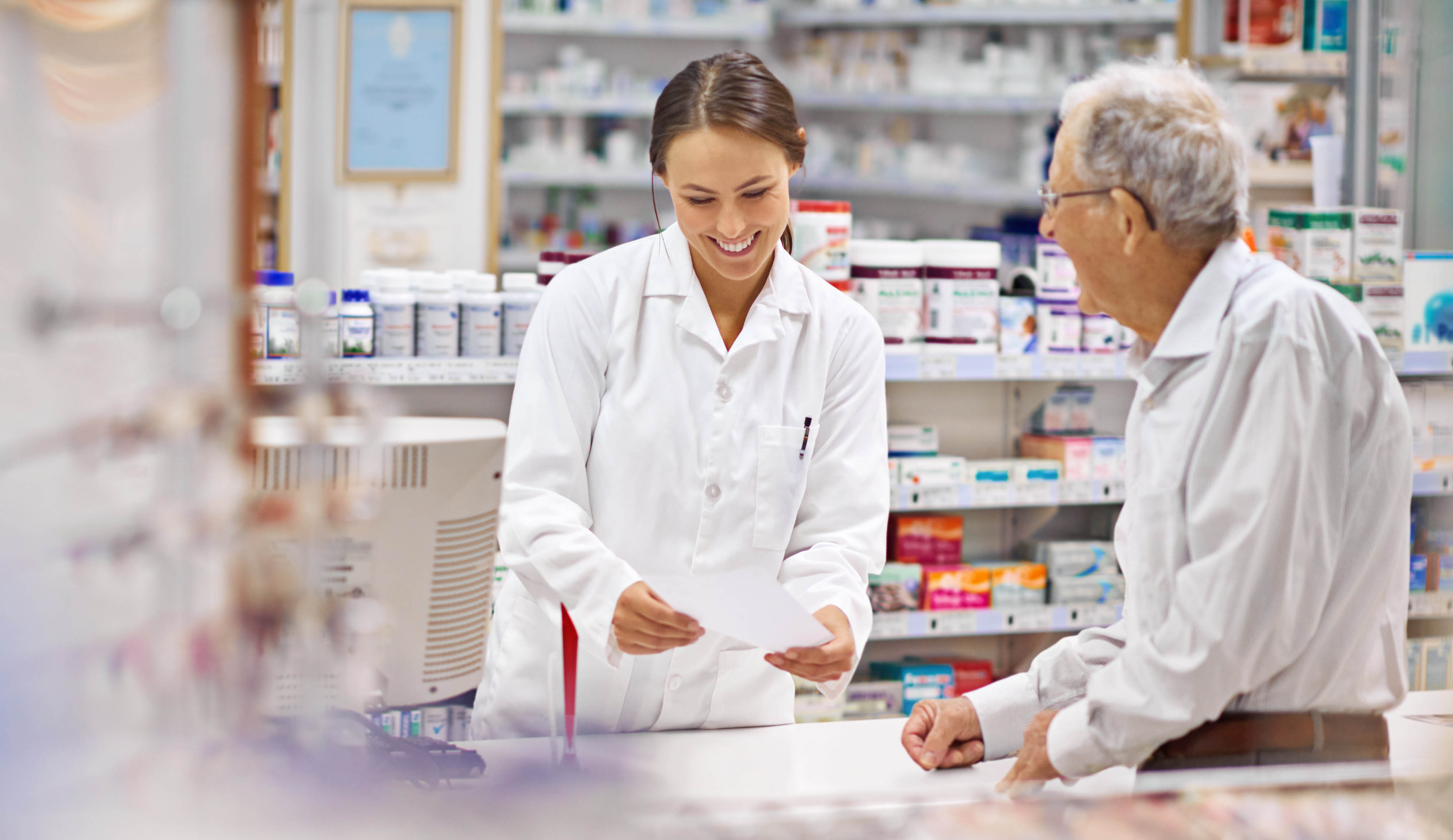 Farmacéutica atiende en una farmacia rural