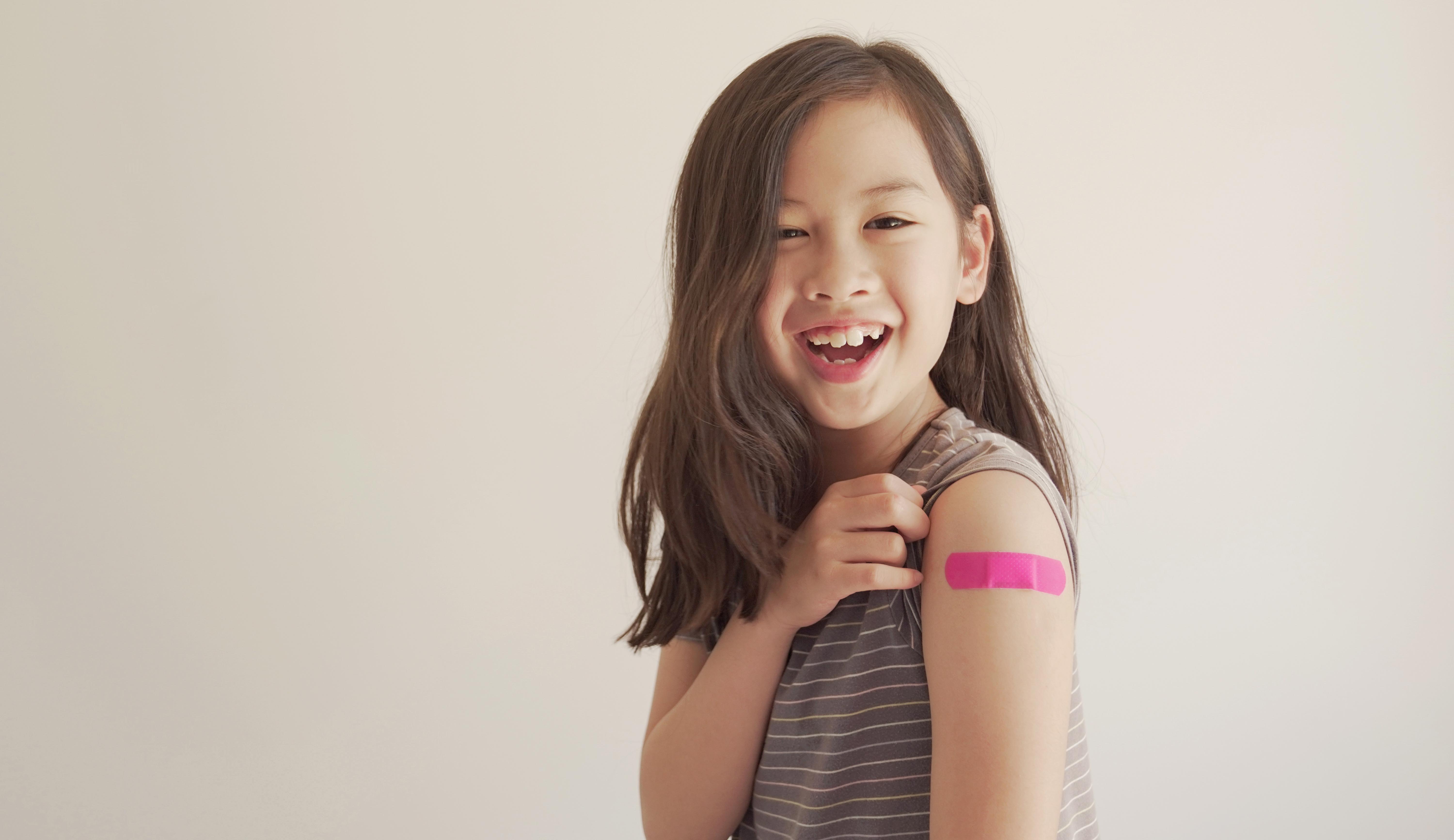 Niña con una vacuna puesta