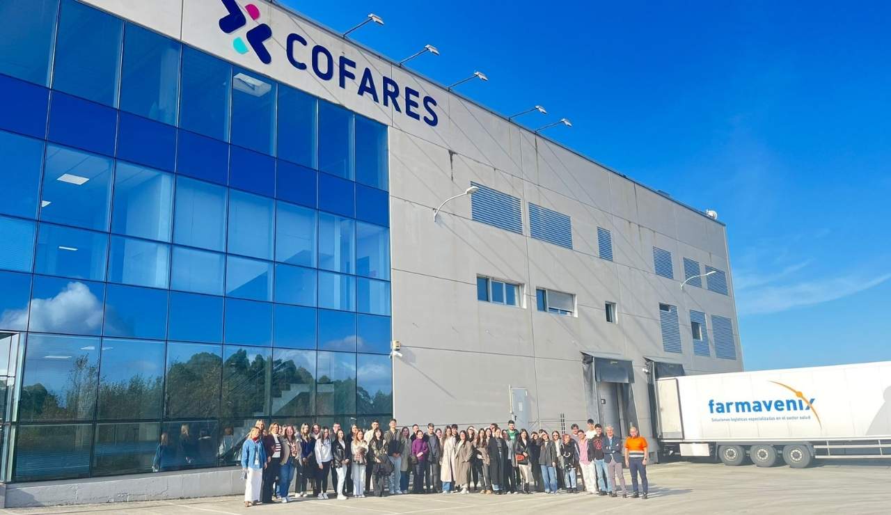 Estudiantes de Farmacia visitan los almacenes de Cofares en Betanzos (La Coruña) y Orense