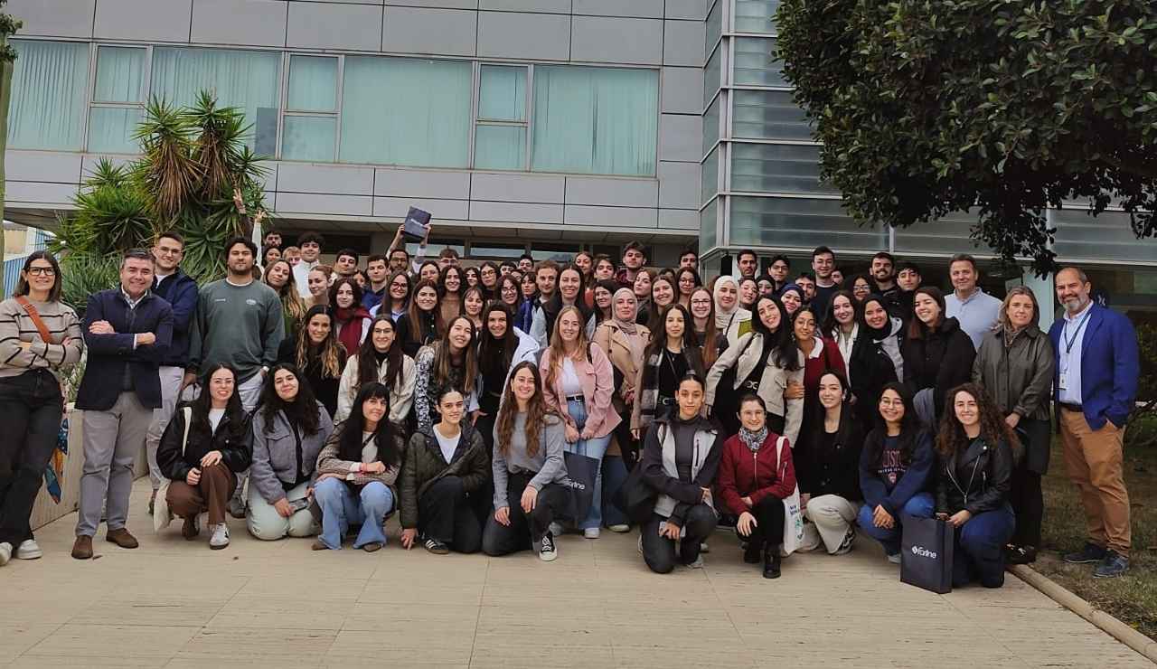 Estudiantes de Farmacia de la UMH visitan el almacén de Cofares en Alicante