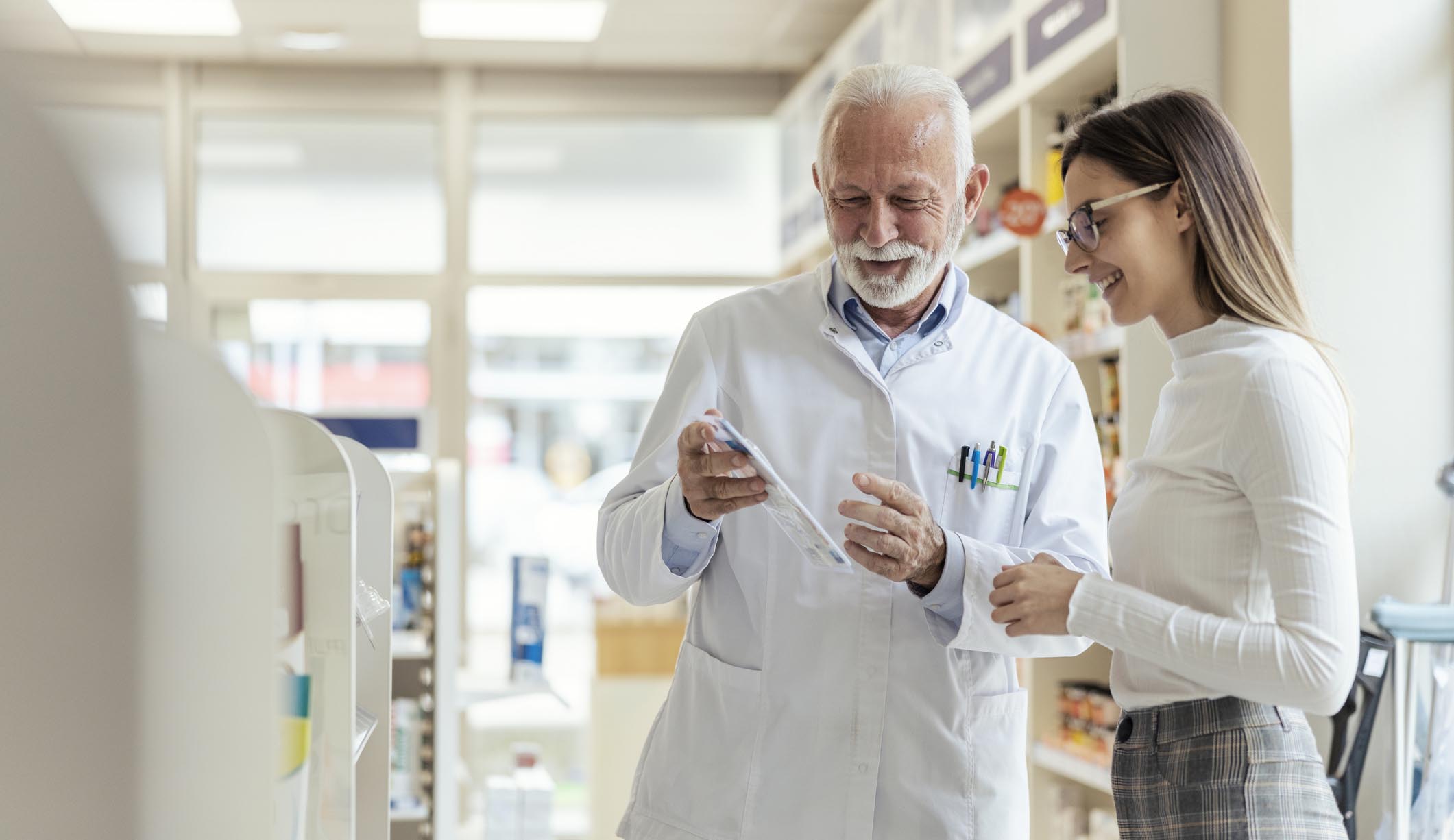 Farmacéutico atendiendo a una paciente