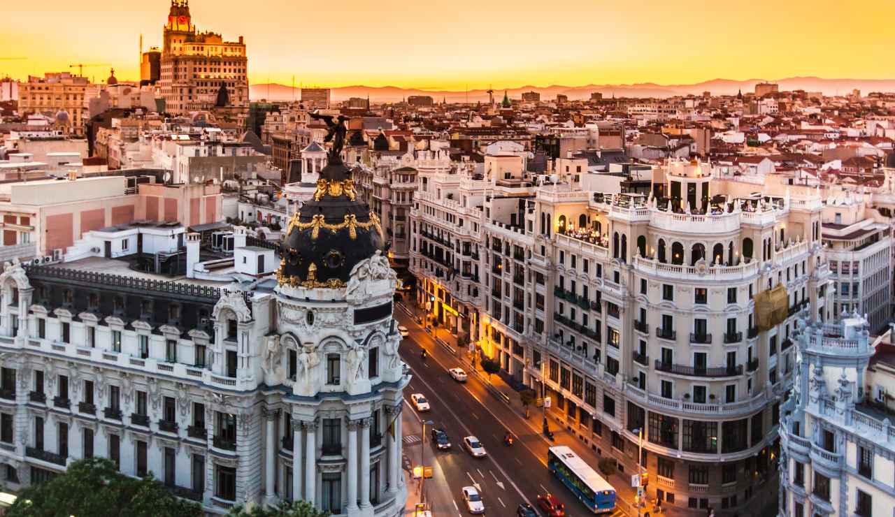 Ley de farmacia de Madrid: el farmacéutico protegido por 'tierra, mar y aire'