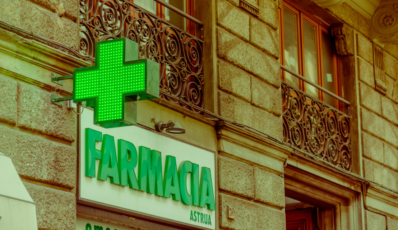 Normativa vigente para la correcta señalización en la fachada de la farmacia