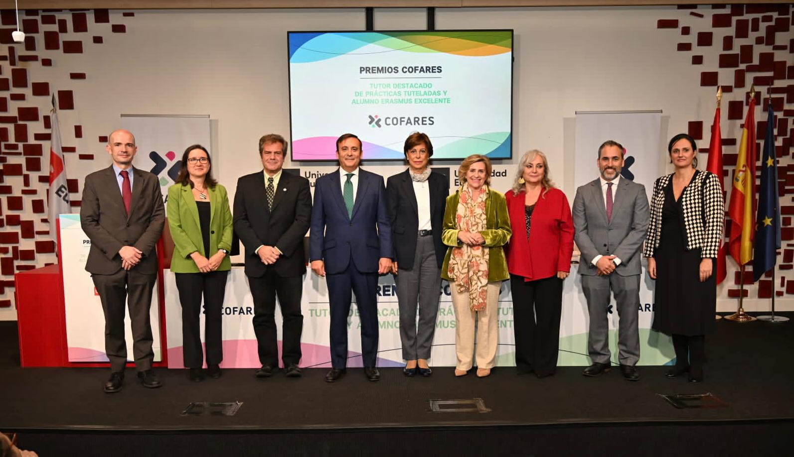 En la foto: Eduardo Pastor junto a los decanos de las Universidades de Farmacia.