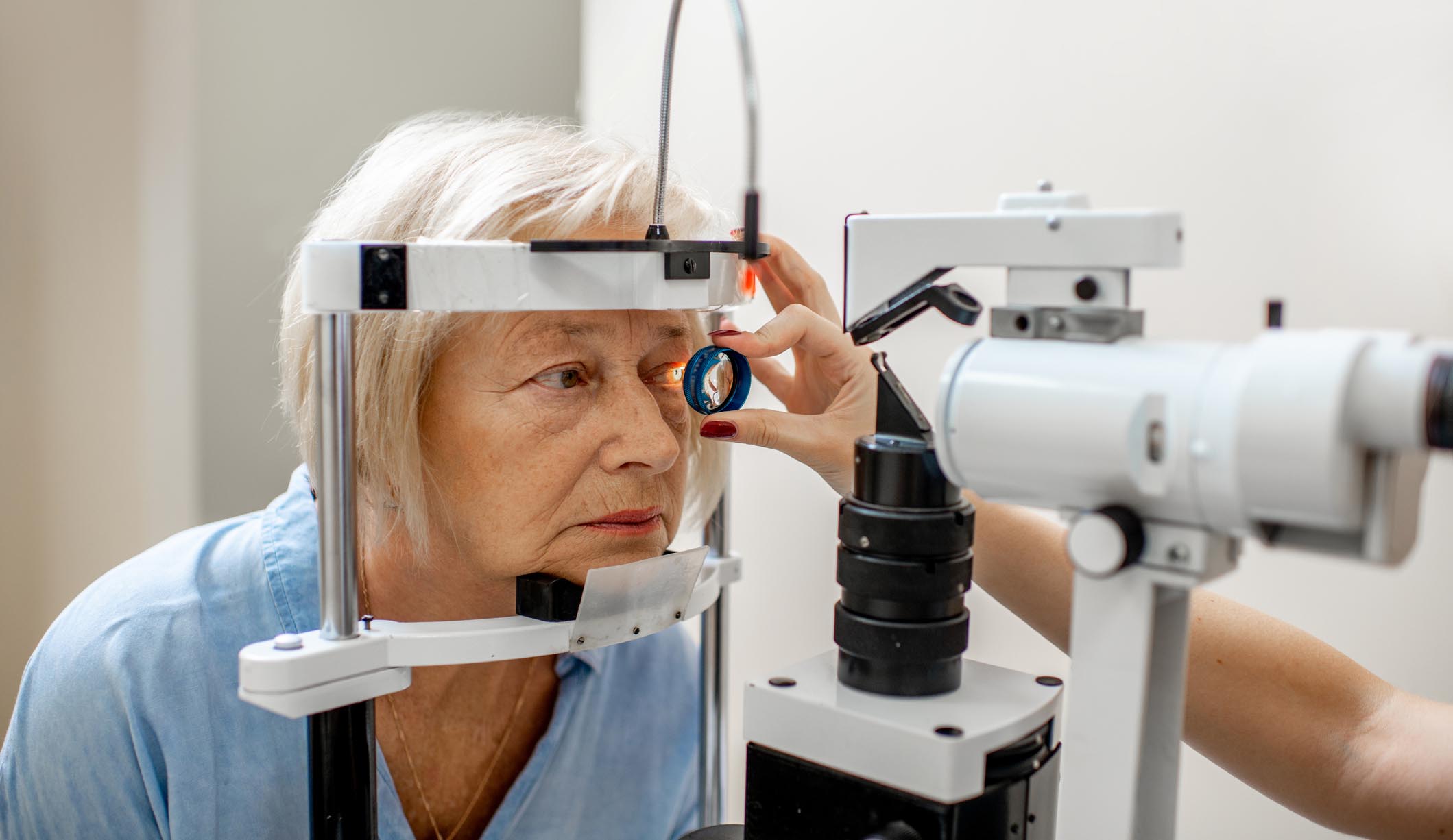 Mujer mayor haciéndose un examen óptico