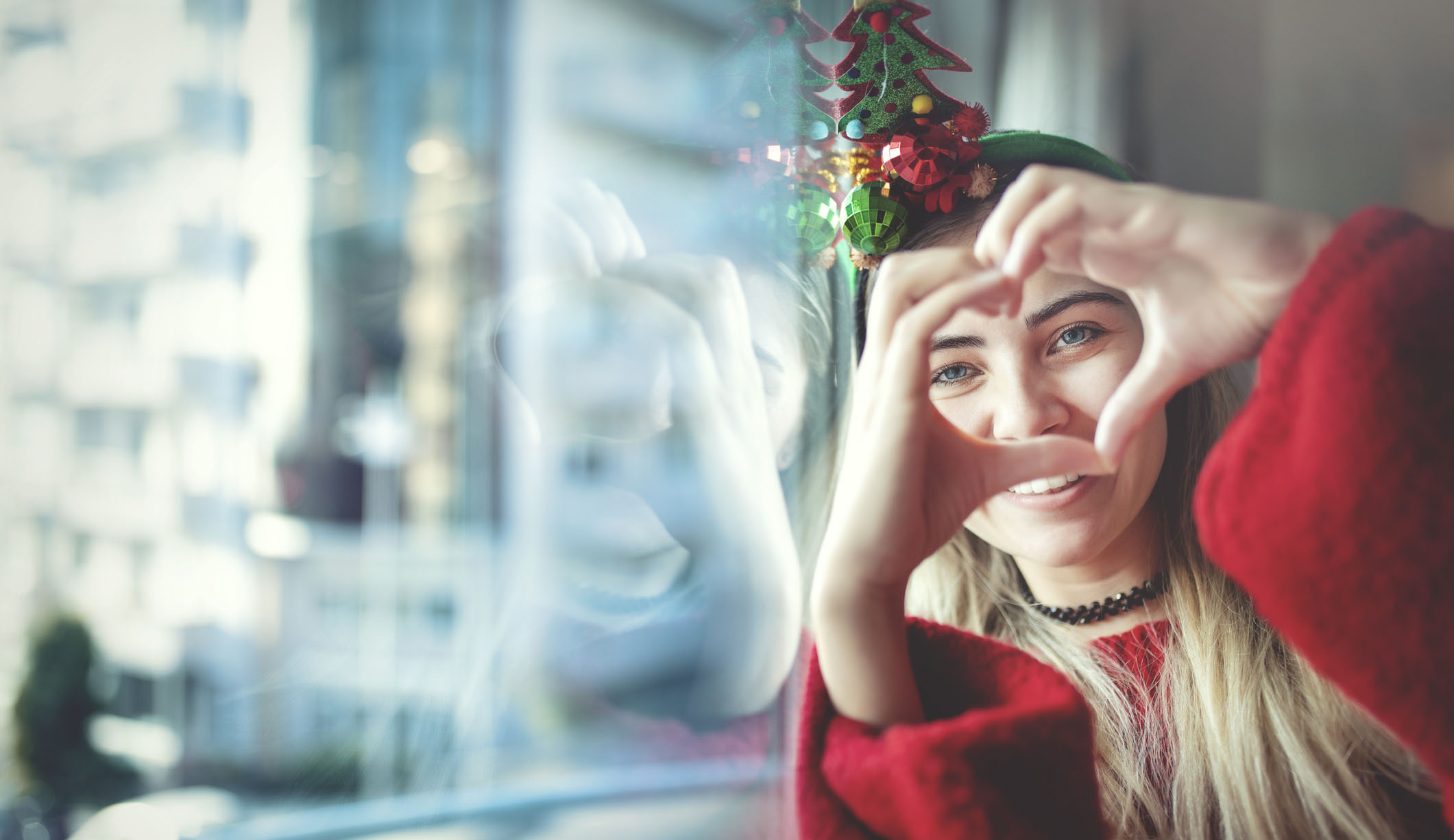 Mujer feliz en Navidad