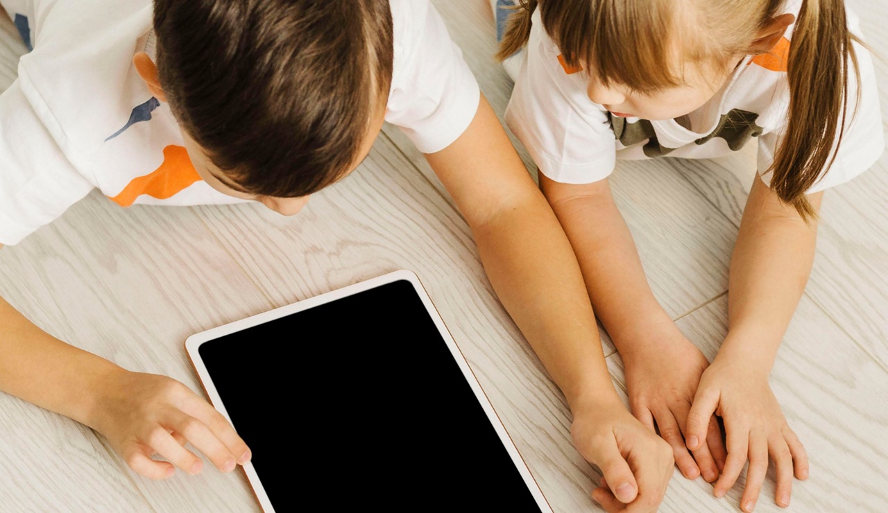 La exposición temprana a pantallas se asocia con cambios cerebrales y mayor ansiedad en la adolescencia